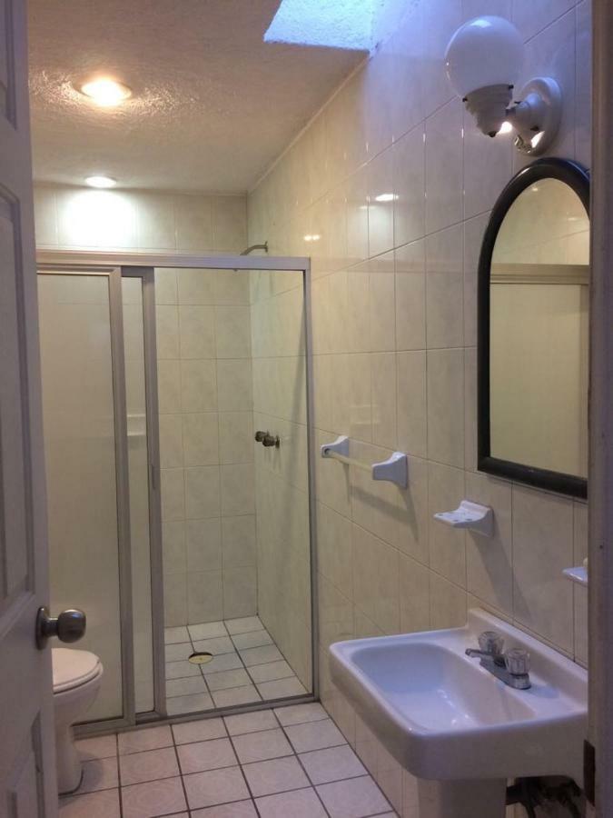 Casa Bravia - Hostal Para Mujeres Гвадалахара Екстер'єр фото